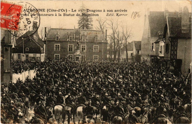 Carte postale ancienne Auxonne Le 17me Dragons a son arrivée à Auxonne
