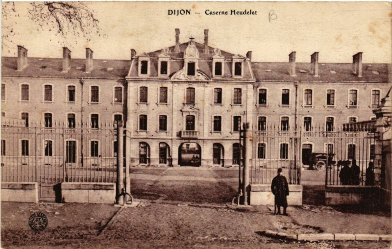 Carte postale ancienne Dijon - Caserne Heudelet à Dijon