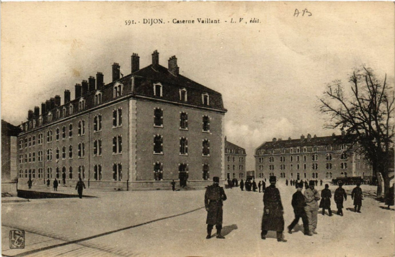 Carte postale ancienne Dijon - Caserne Vaillant à Dijon