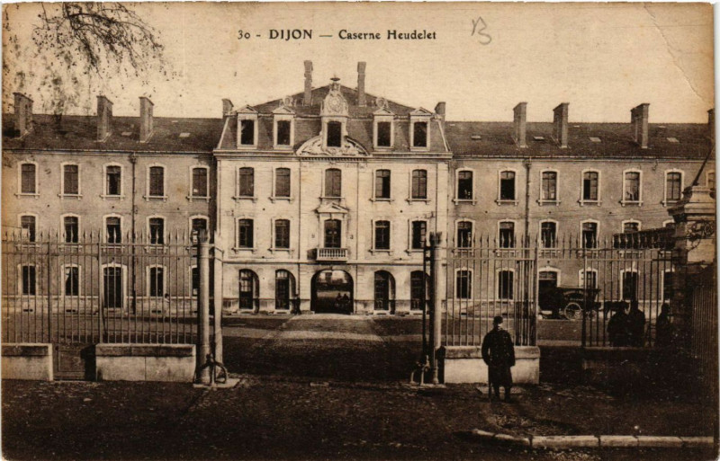 Carte postale ancienne Dijon - Caserne Heudelet à Dijon