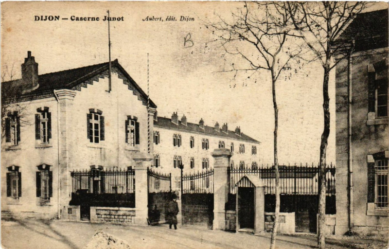 Carte postale ancienne Dijon - Caserne Junot à Dijon