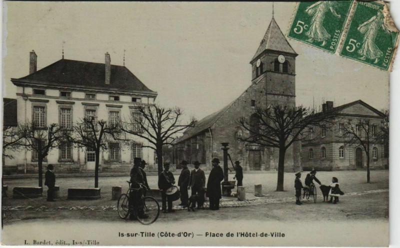 Carte postale ancienne Is-Sur-Tille - Place de l'Hotel de Ville à Is-sur-Tille