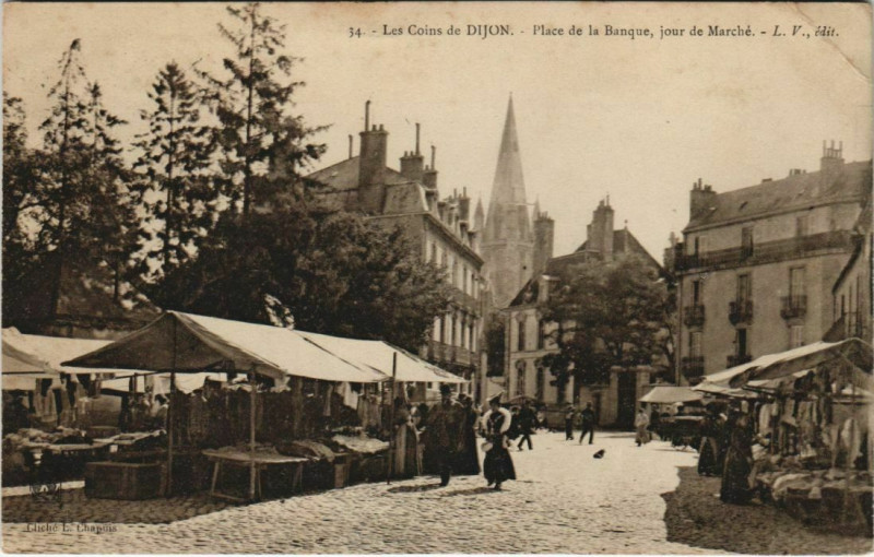 Carte postale ancienne Dijon - place de la banque jour de marché à Dijon