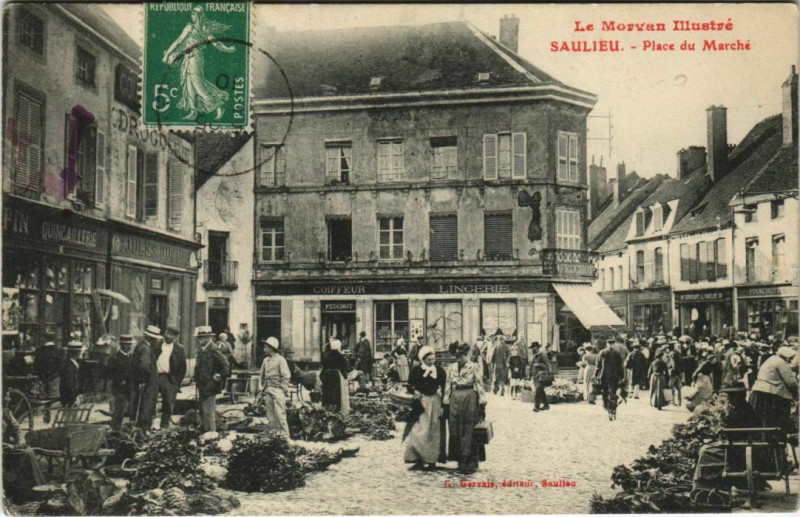 Carte postale ancienne Saulieu - place du marché à Saulieu