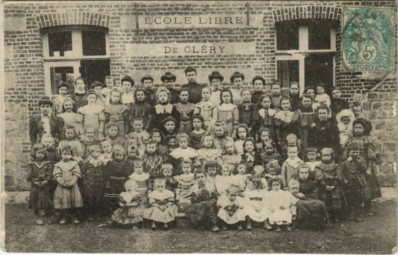 Carte postale ancienne Clery - Ecole libre groupe des étudiants à Cléry
