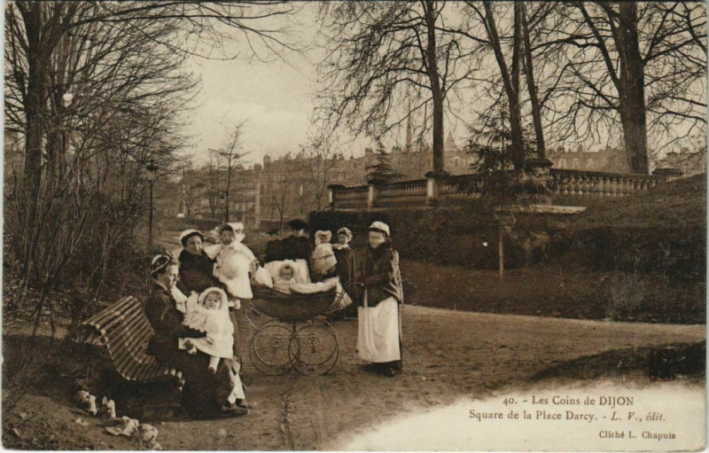 Carte postale ancienne Dijon - Square de la Place Darcy à Dijon