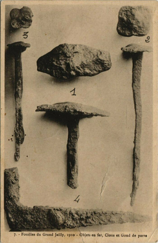 Carte postale ancienne Fouilles de Grand Jailly - Objets en fer