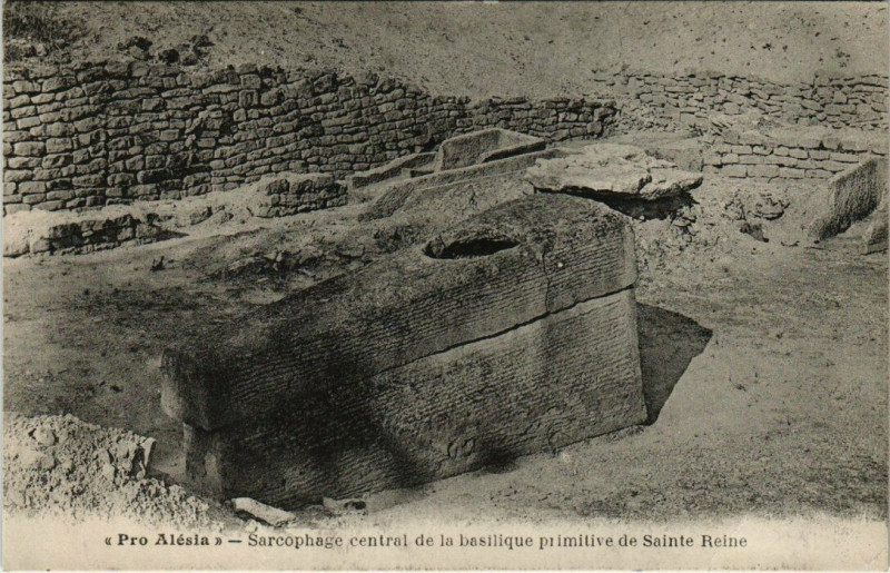 Carte postale ancienne Pro Alesia - Sarcophage centrale de la Basilique primitive