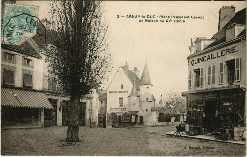 Carte postale ancienne Arnay-le-Duc - Place Président Carnot et Maison du Xve siecle à Arnay-le-Duc