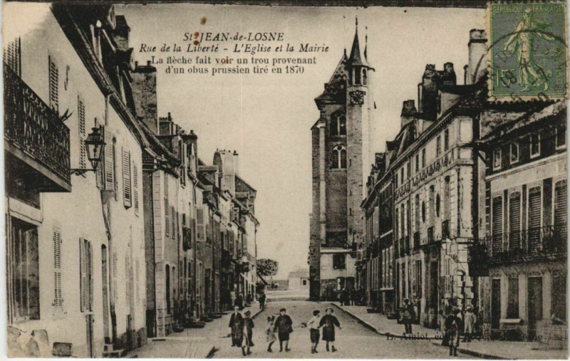 Carte postale ancienne Rue de la Liberté - L'Eglise et la Mairie à Saint-Jean-de-Losne