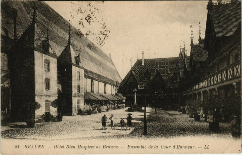 Carte postale ancienne Hotel-Dieu de Baune - ensemle de la cour d'Honneur