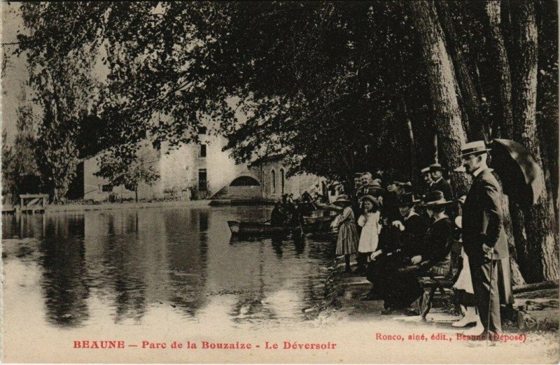 Carte postale ancienne Beaune - Parc de la Bouzaize le Déversoir à Beaune