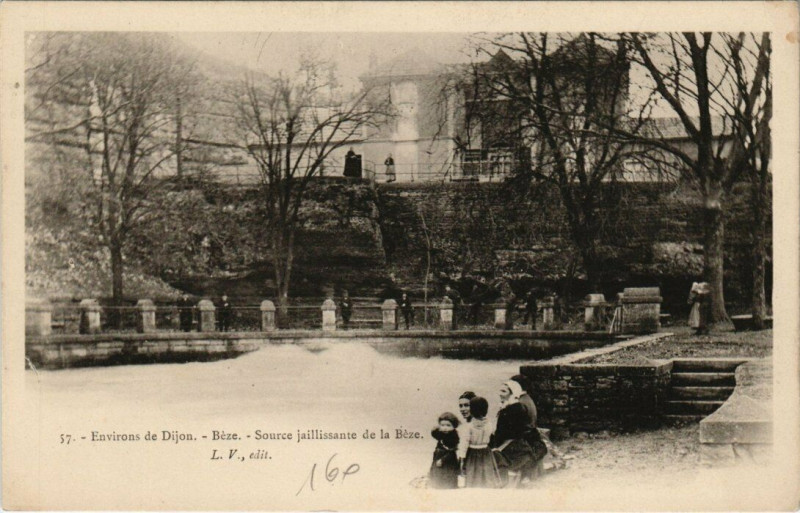 Carte postale ancienne Beze - Source jaillisante de la Beze à Bèze