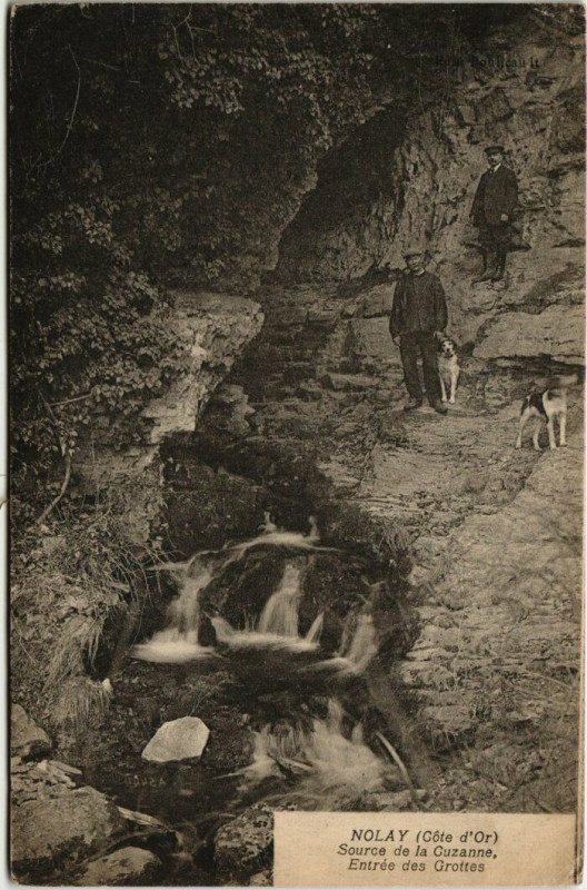 Carte postale ancienne Nolay - Source de la Guzanne entrée des grottes à Nolay