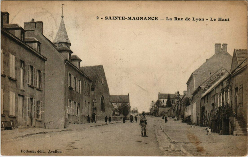 Carte postale ancienne Sainte-Magnance - La rue de Lyon Le Haut
