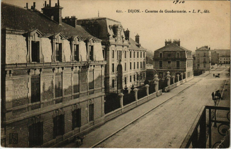 Carte postale ancienne Dijon Caserne de Gendarmerie à Dijon
