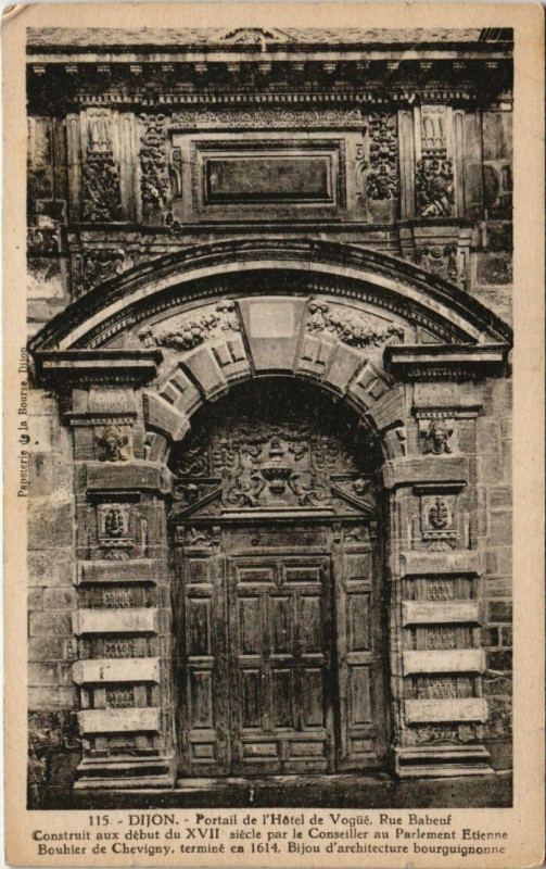 Carte postale ancienne Dijon - Portail de l'hotel de VogÃ¼é à Dijon