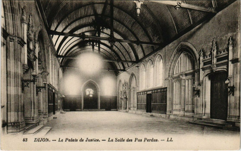 Carte postale ancienne Dijon - Le Palais de Justice - La salle des Pas perdus à Dijon