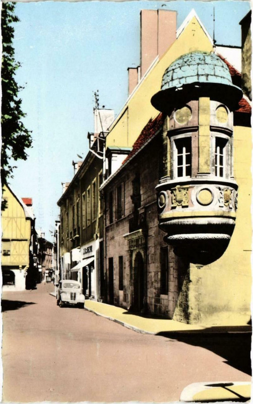 Carte postale ancienne Dijon - Un coin de la Place des Ducs à Dijon