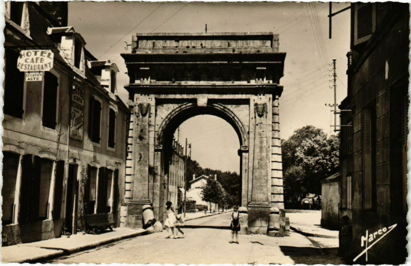 Carte postale ancienne Chatillon-sur-Seine - La porte de Paris à Châtillon-sur-Seine