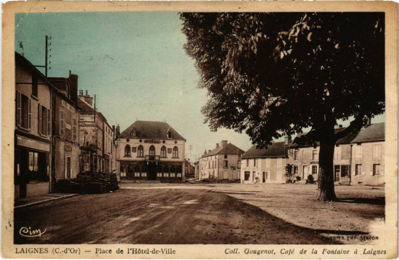 Carte postale ancienne Laignes - Place de l'Hotel-de-Ville à Laignes