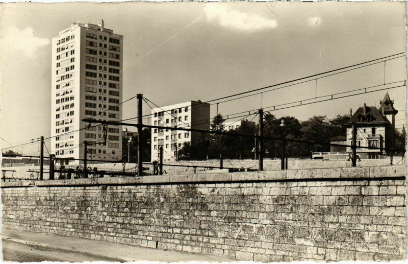 Carte postale ancienne Dijon - Cite Bagatelle à Dijon