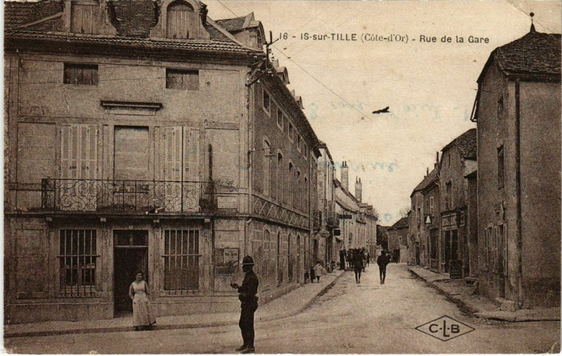 Carte postale ancienne Is-sur-Tille - Rue de la Gare à Is-sur-Tille