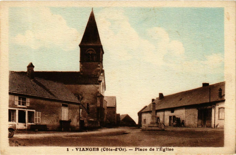 Carte postale ancienne Vianges Place de l'Eglise à Vianges