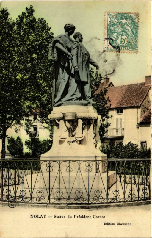 Carte postale ancienne Nolay - Statue du Président Carnot à Nolay