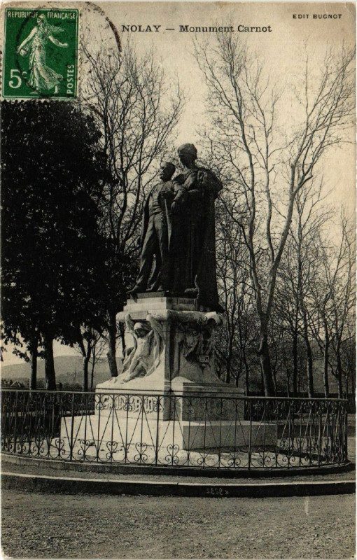 Carte postale ancienne Nolay - Monument Carnot à Nolay