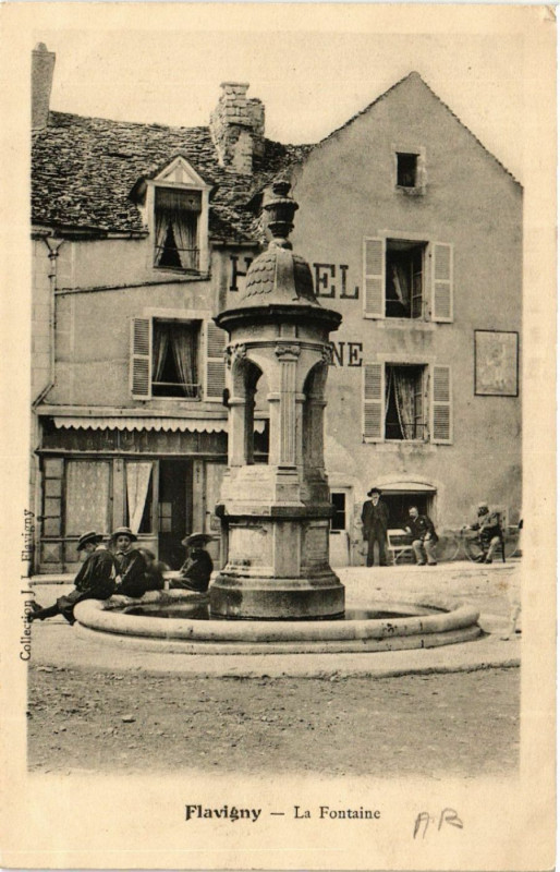 Carte postale ancienne Flavigny - La Fontaine