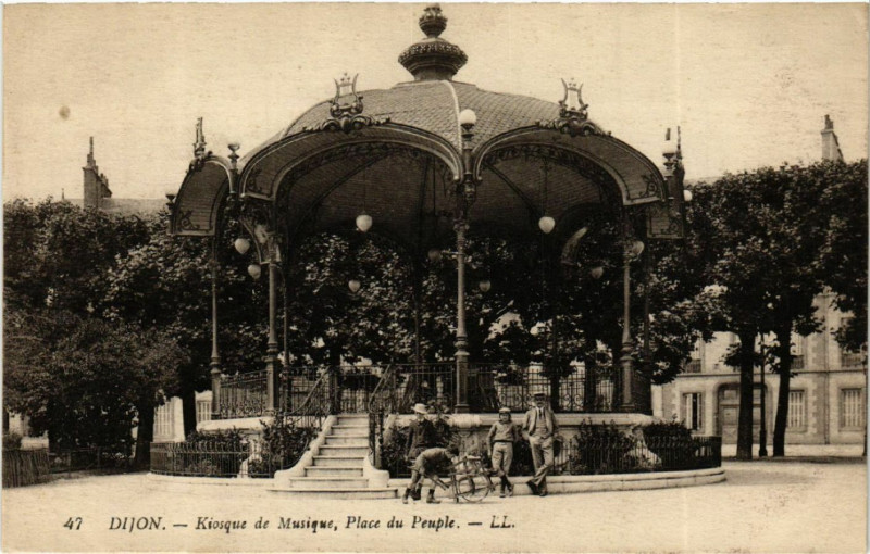 Carte postale ancienne Dijon - Kiosque et Musique, Place du Peuple à Dijon