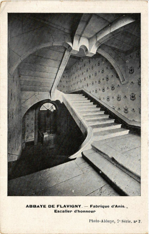 Carte postale ancienne Abbaye de Flavigny - Fabrique d'Anis -Escalier d'honneur