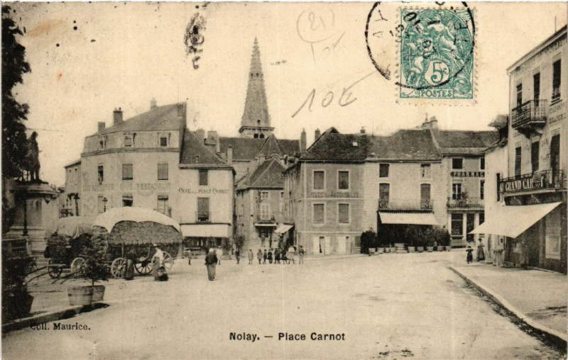 Carte postale ancienne Nolay - Place Carnot à Nolay