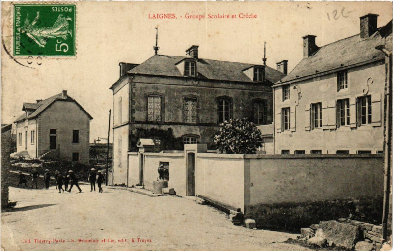 Carte postale ancienne Laignes - Groupe Scolaire et Créche à Laignes