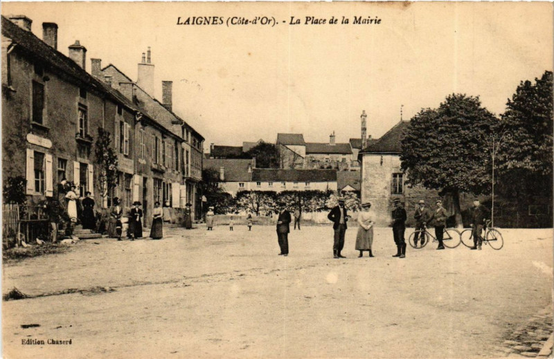Carte postale ancienne Laignes (Cote-d'Or) - La Place de la Mairie à Laignes