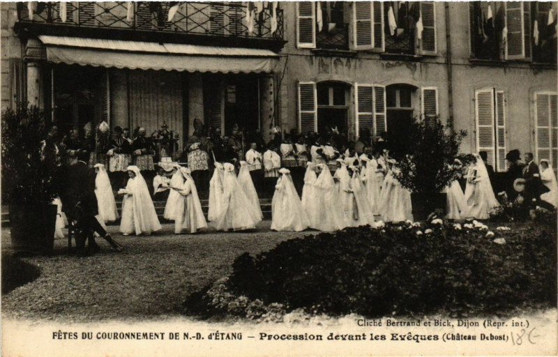 Carte postale ancienne Fétes du Couronnement de N.-D. d'Etang - Procession devant les ...