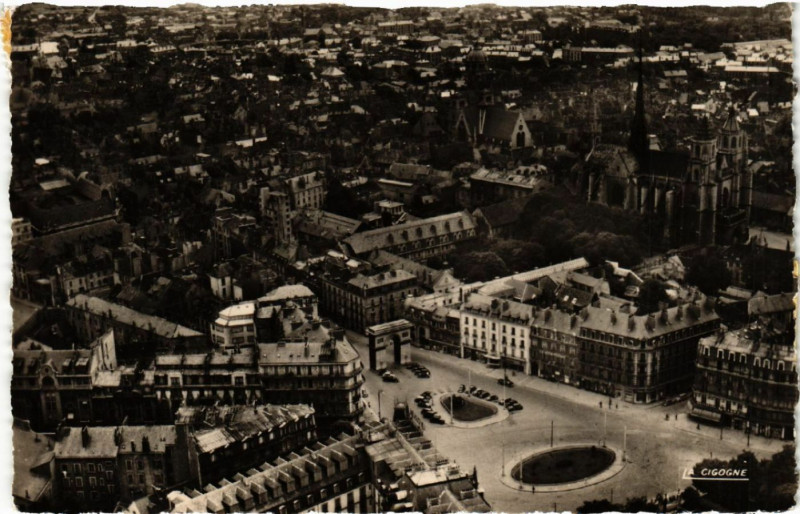 Carte postale ancienne En avion sur Dijon (Cote-d'Or) -Place Darcy et Porte Guillaume à Dijon