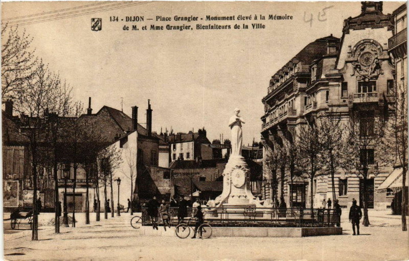 Carte postale ancienne Dijon - Place Graugier - Monument élevé a la Mémoire de M. et Mme à Dijon