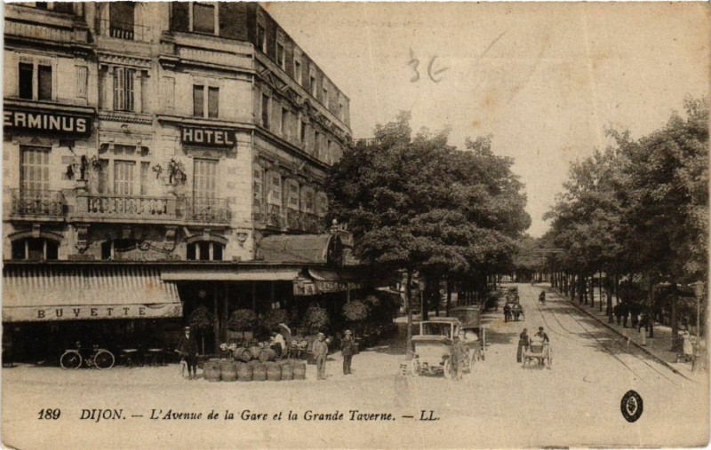 Carte postale ancienne Dijon - L'Avenue de la Gare et la Grande Taverne à Dijon