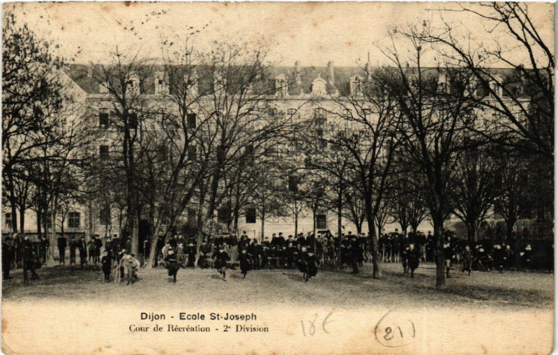 Carte postale ancienne Dijon - Ecole Saint-Joseph - Cour de Récréation - 2* Division à Dijon