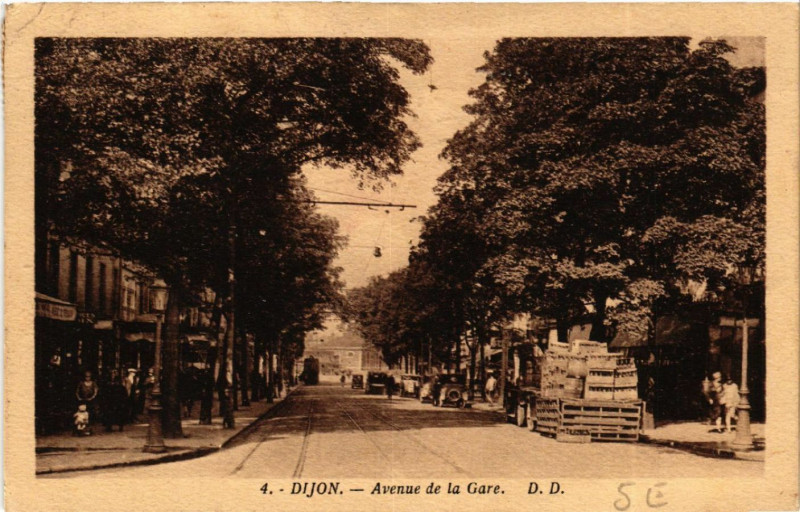 Carte postale ancienne Dijon - Avenue de la Gare à Dijon