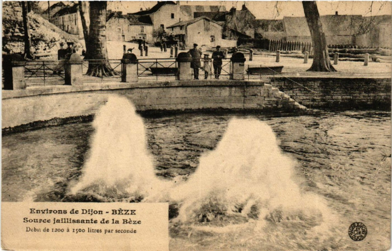Carte postale ancienne Béze - Source jaillissante de la Béze -Debiu de 1200 a 1500 litres à Bèze