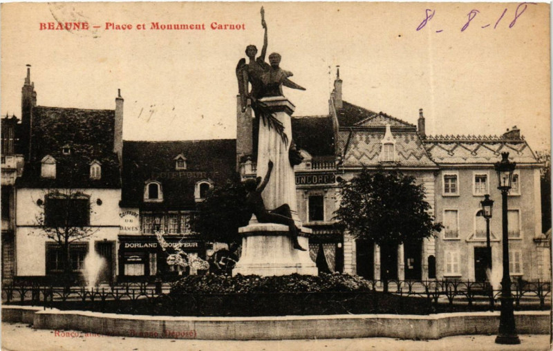 Carte postale ancienne Beaune - Place et Monument Carnot à Beaune