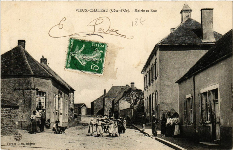 Carte postale ancienne Vieux-Chateau (Cote-d'Or) - Mairie et Rue à Vieux-Château