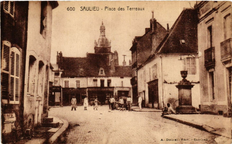 Carte postale ancienne Saulieu - Place des Terreaux à Saulieu