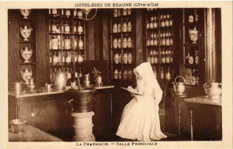 Carte postale ancienne Hotel-Dieu de Beaune (Cote-d'Or) - La Pharmacie - Salle Principale à Beaune