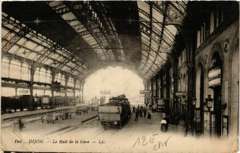 Carte postale ancienne Dijon - Le Hall de la Gare à Dijon