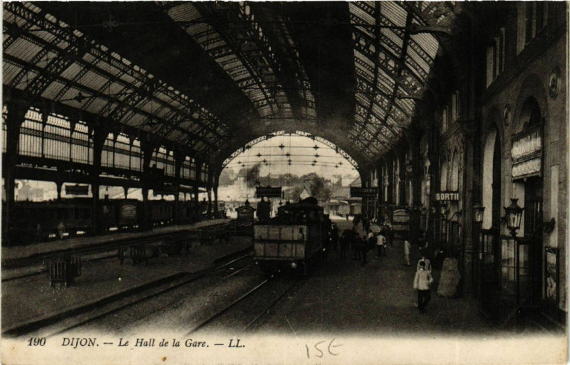 Carte postale ancienne Dijon - Le Hall de la Gare à Dijon