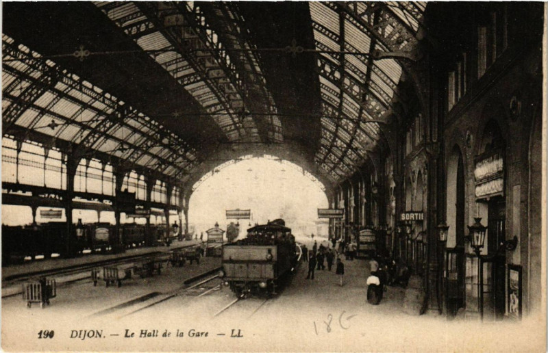 Carte postale ancienne Dijon - Le Hall de la Gare à Dijon